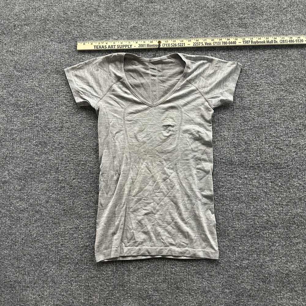 Lululemon T-Shirt Womens Size 6 Grey Swiftly Tech Short Sleeve V-Neck Athletic
